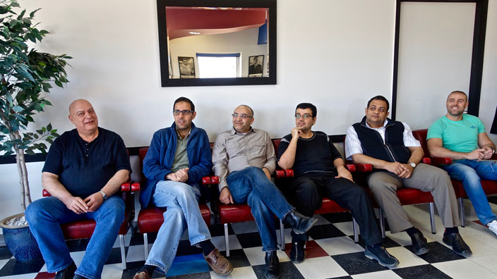Chez le barbier, réflexions d'hommes arabes